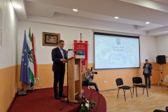 IMG-cedb32250ce4b129f6f148a466f1fa33-V